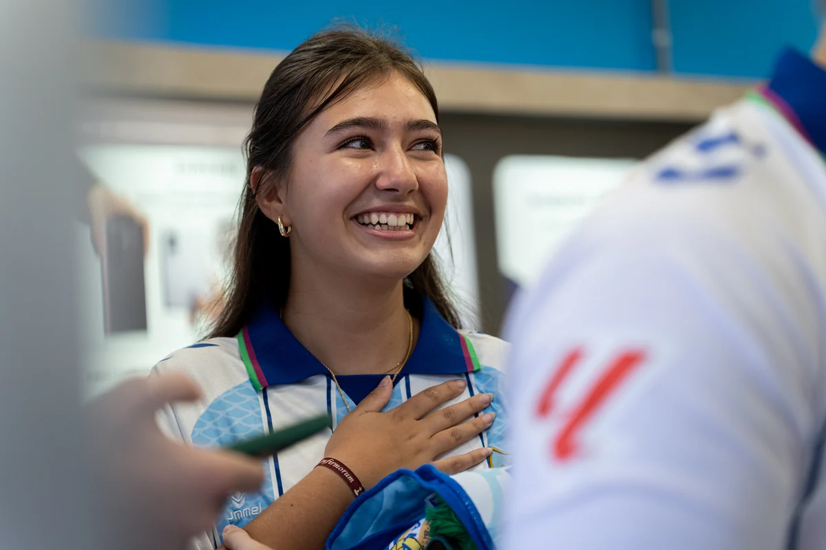Una aficionada del Málaga sonríe emocionada durante el encuentro con los jugadores.
